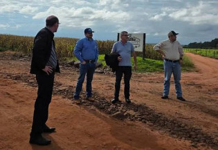 Vistoria define melhorias em estradas rurais com foco em drenagem e cascalhamento em Amambai