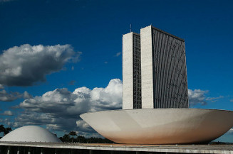 Câmara deve votar MP que facilita compra de vacinas contra a covid-19