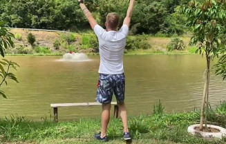 Ala da Seleção Brasileira de Futsal acerta chute de 55 metros no alvo