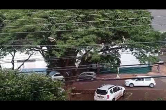 Caos na rede elétrica de Dourados após a tempestade que atingiu a cidade.